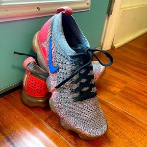 Vapor Max size 8 Nike sneaker.
